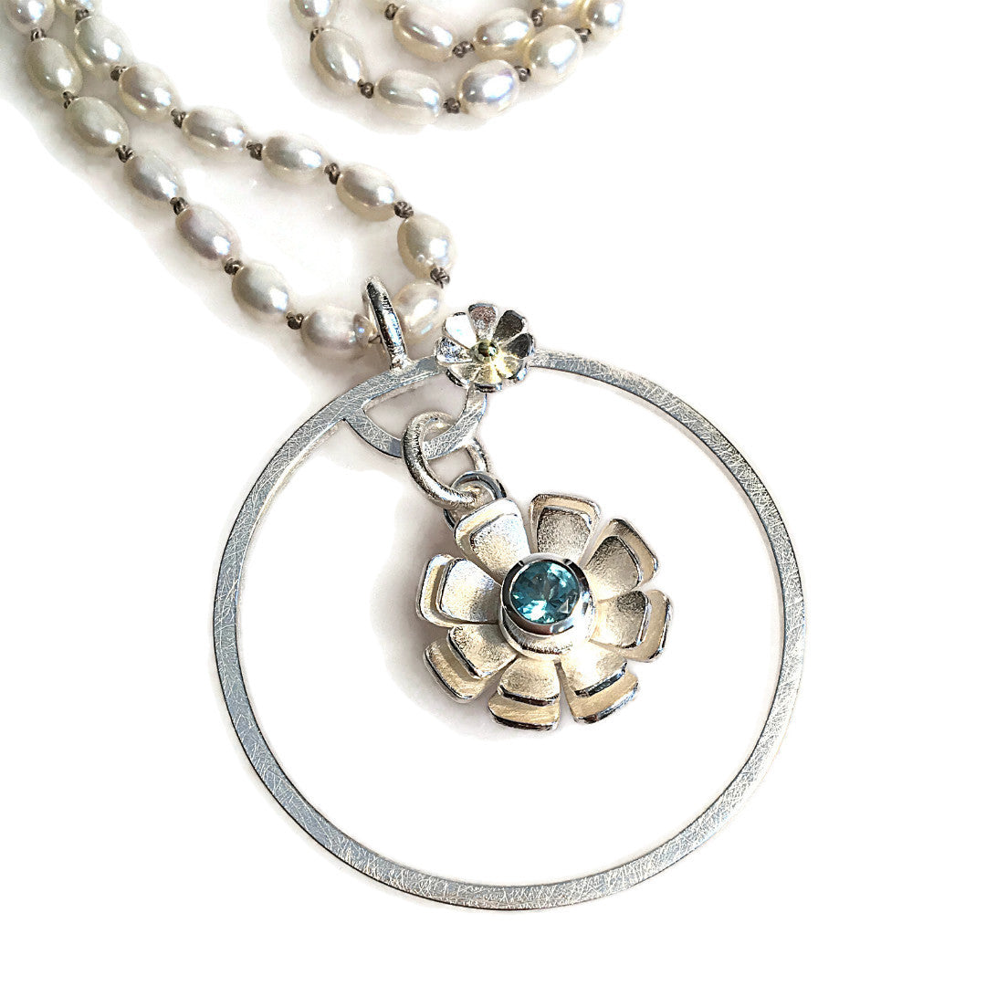 Linda&#39;s Custom Bespoke Mother&#39;s Circle White Pearl Framed Necklace With Hanging Double Daisy  | In Silver With 18ct Yellow Gold | Set With Blue Zircon