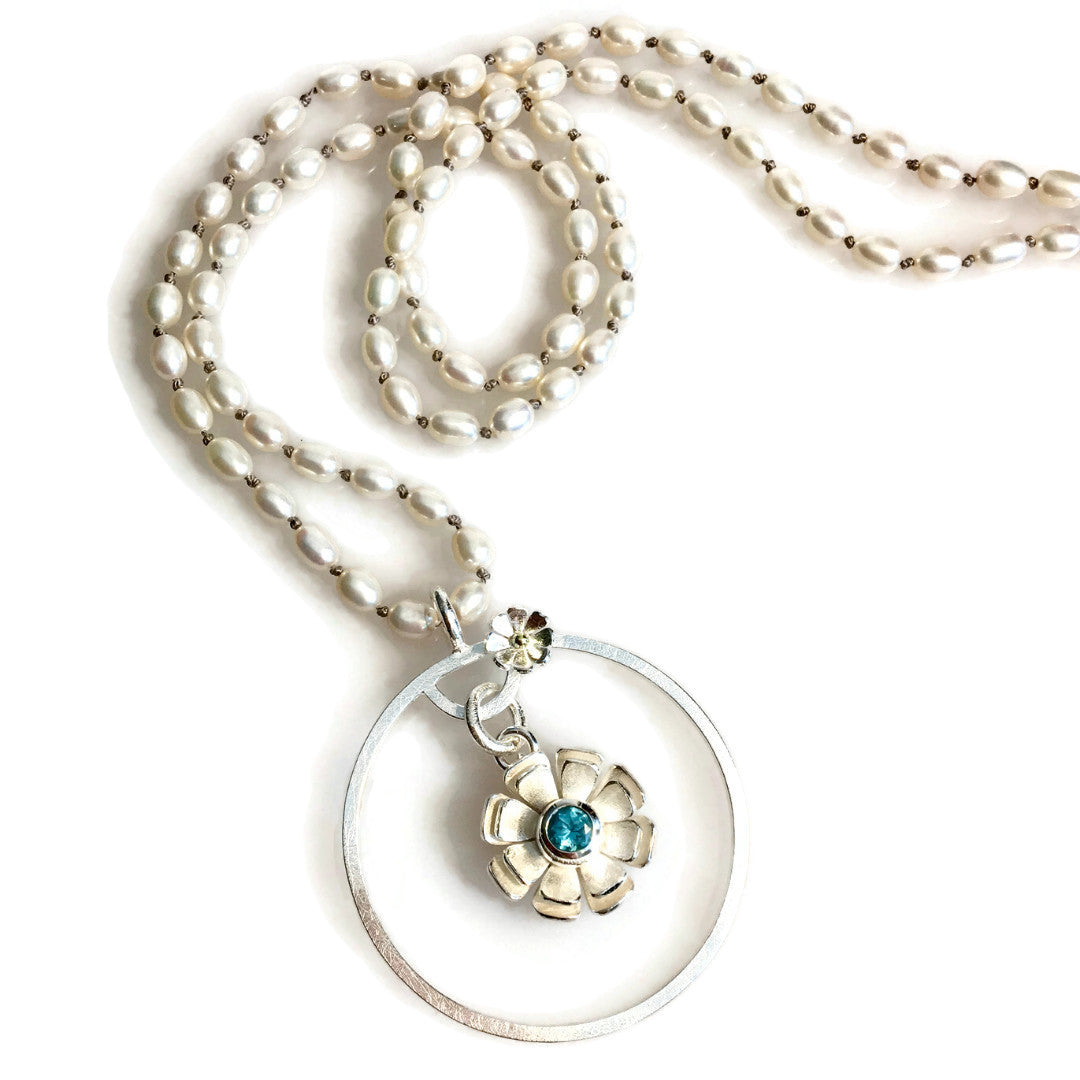 Linda&#39;s Custom Bespoke Mother&#39;s Circle White Pearl Framed Necklace With Hanging Double Daisy  | In Silver With 18ct Yellow Gold | Set With Blue Zircon
